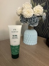 The Body Shop TEA TREE Skin Clearing Daily Scrub 4.2 oz PURIFY Blemished Skin