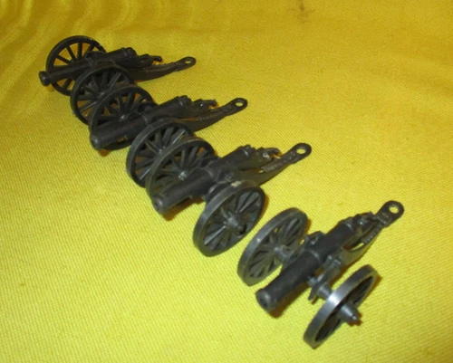 4 Vintage Marx Battle Of The Alamo Play Set Non-Firing Cannons