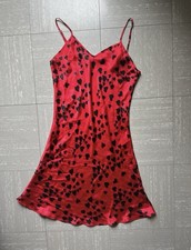 Rotes Schlupfkleid mit schwarzen Herzen