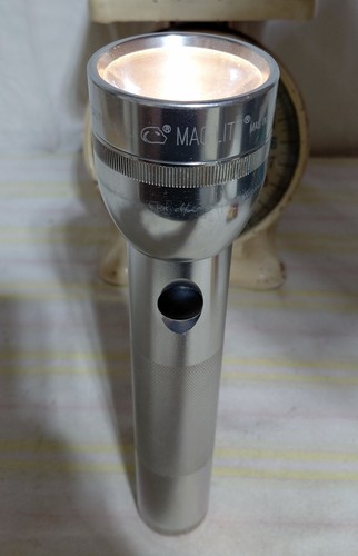 Maglite Heavy Duty 10" 2 D latarka ogniwowa, srebrna wyprodukowana w USA działająca - Zdjęcie 8 z 15