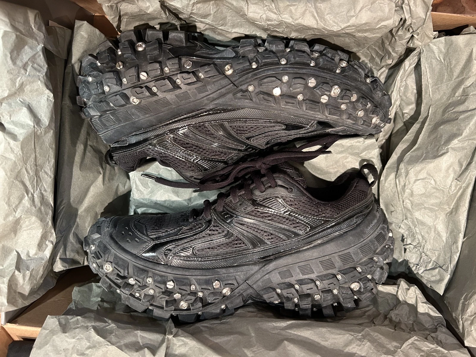 Balenciaga — Balenciaga Defender Bouncer Screw Sole 38