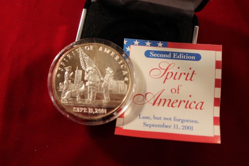 TWIN TOWERS SEPT. 11, 2001 TRIBUTE 1-OZ PURE SILVER ROUND, IN AIR-TITE HOLDER - Picture 2 of 5