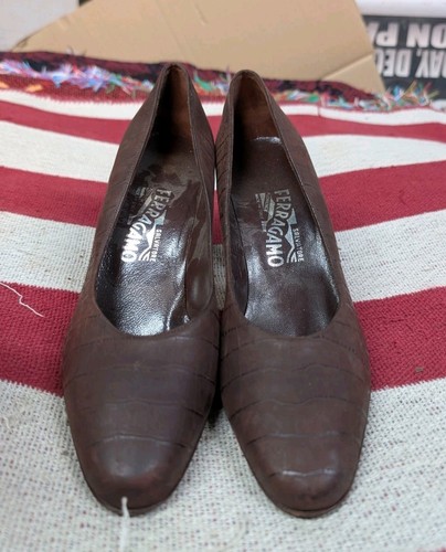 SALVATORE FERRAGAMO Brown Croc Embossed Heels Pumps Made in Italy US 7.5 B - Picture 2 of 10