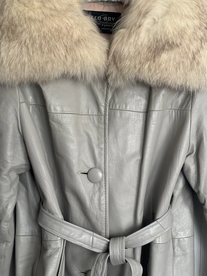Abrigo de cuero vintage Green Bay Furriers Ohio ribete de piel talla 12 gris claro con cinturón Foto 2 de 4