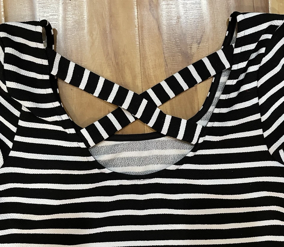 Top corto a rayas blanco y negro con espalda entrecruzada para mujer - talla mediana Foto 3 de 4
