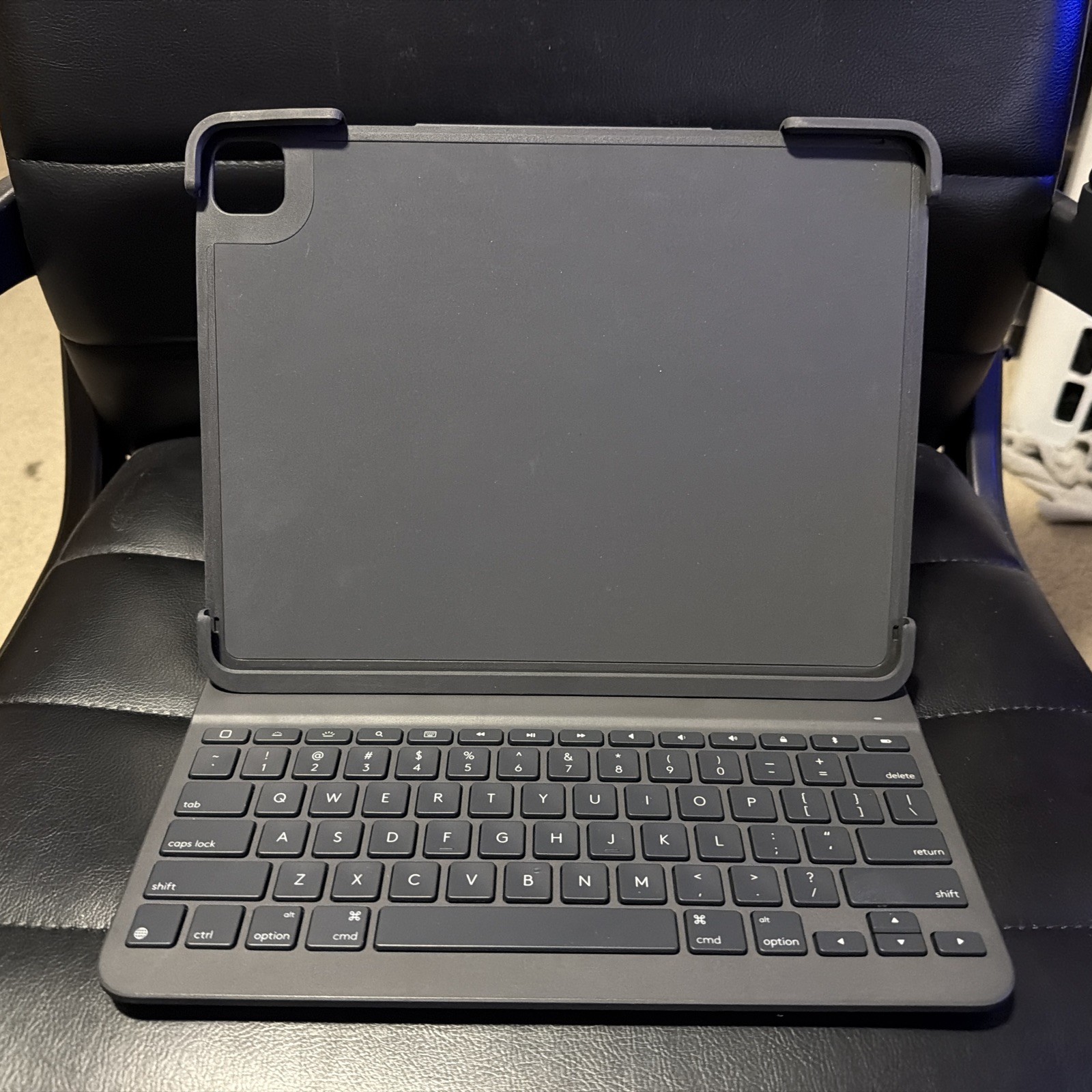 Logitech Slim Folio PRO Keyboard and Cover case YR0070 820-0
