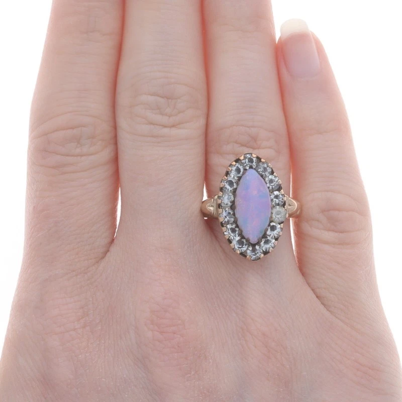 Anillo de halo vintage de diamantes de imitación de ópalo simulado de oro amarillo - cabujón marquesa de 10 k Foto 3 de 4