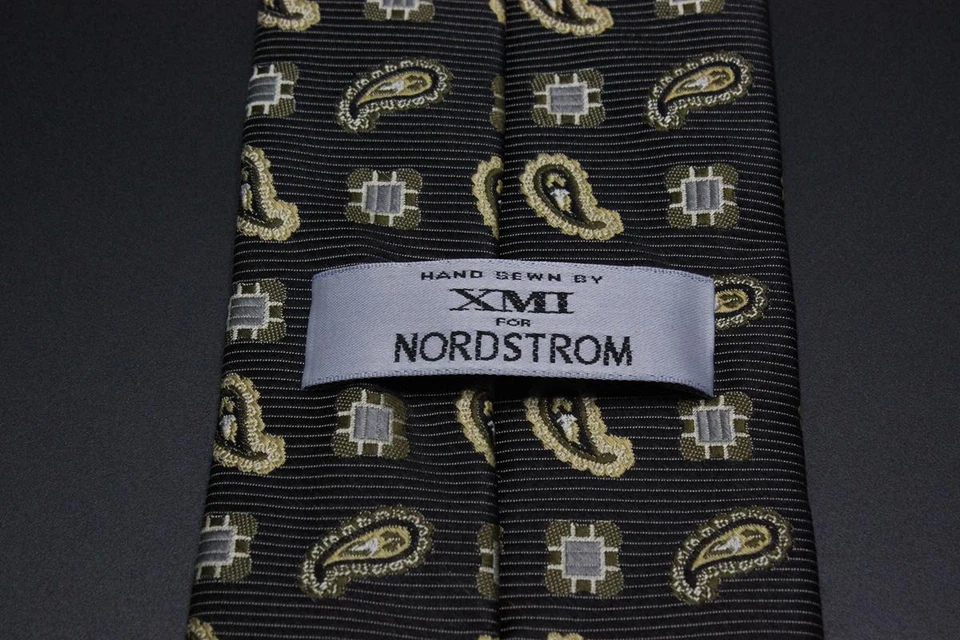 Corbata de seda XMI Nordstrom. Carbón oscuro con cachemira marrón. Foto 4 de 4