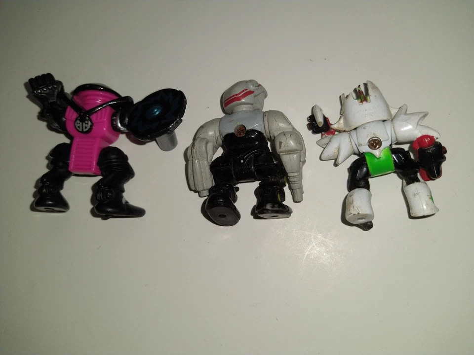 Vintage LOT of 3 1990s Z Bots Galoob Micro Machines Figures & Vehicles - Image 2 of 4