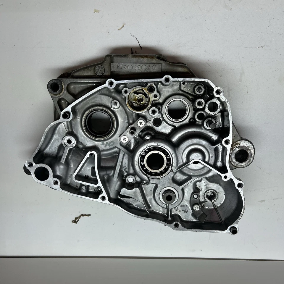 13-16 KAWASAKI KX250F KX 250 F LADO DERECHO MOTOR CENTRO ESTUCHE OEM EXTREMO INFERIOR Foto 2 de 4