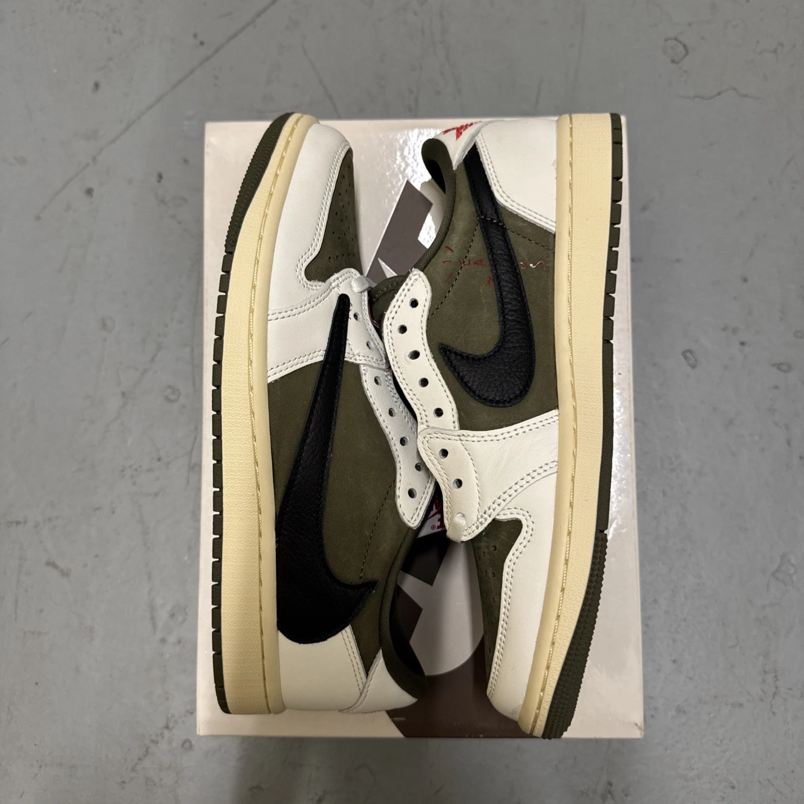 Jordan 1 Travis Scott Medium Olive UK7 nuovo a mano pronto per la spedizione ??✅