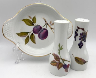 VTG Royal Worcester Evesham Salt & Pepper Shakers & Egg Dish England *Read