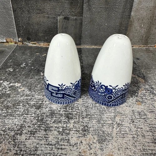 CHURCHILL BLUE WILLOW GEORGIAN SHAPE SALT & PEPPER SHAKERS ENGLAND