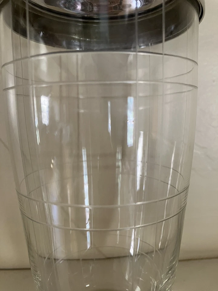 Coctelera Martini de colección vidrio grabado borde acero inoxidable tapa coladora COMO NUEVA Foto 3 de 3