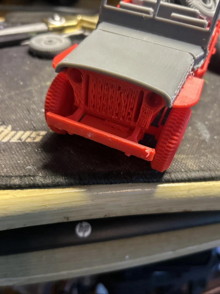 Jeep M-38 de la Segunda Guerra Mundial de Estados Unidos para llevar todo. Tiene compartimento motor. Buen detalle. "Escala 1:35". Foto 4 de 4