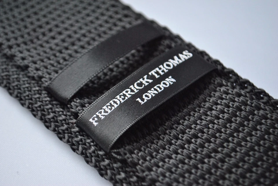 Corbata Frederick Thomas tejida de seda para hombre - negra - corbata lisa ajustada hecha a mano Foto 3 de 4
