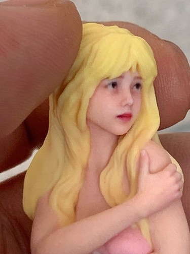 1:18 Yellow Hair Girl Miniature Figurine Resin Diorama Doll Toy Anime Scene Prop - Picture 4 of 8