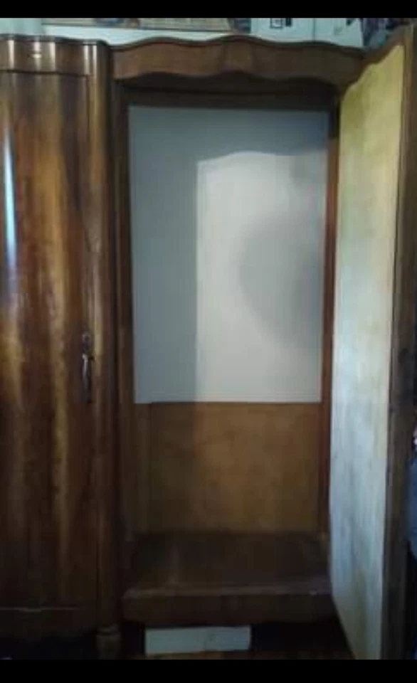 Antiguo armario de madera serpentina de los años 20 Foto 2 de 4