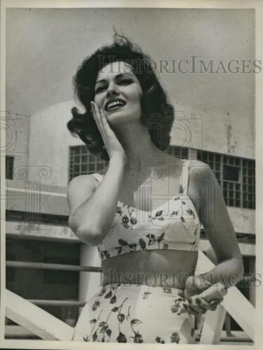 1959 Press Photo bikini-clad beauty applying sunless tanning lotion - Picture 1 of 2
