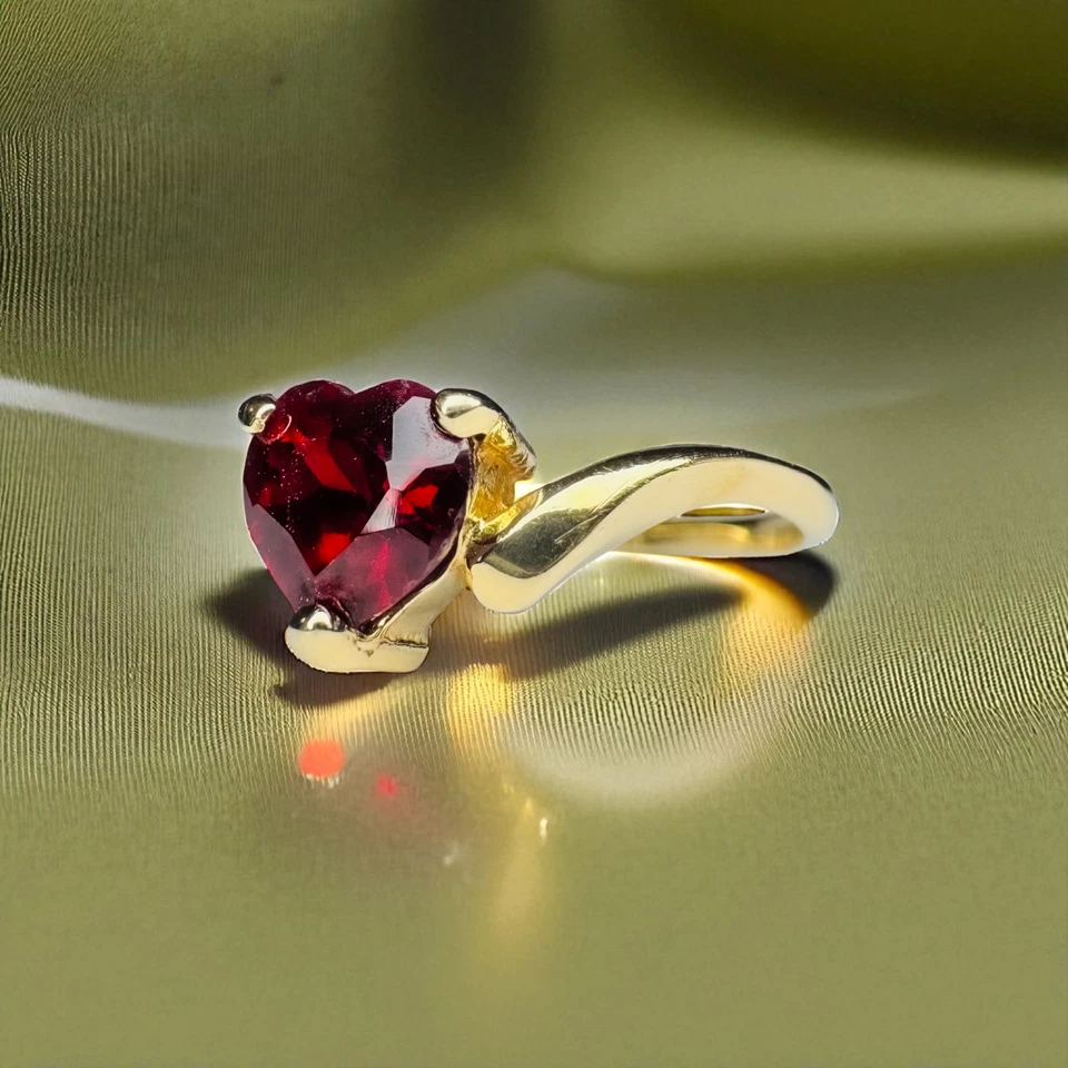 VINTAGE 10K Gold- Ruby Ring -Sz 5- .82CT Red Heart Ruby Promise Ring -1.5g - Image 2 of 4