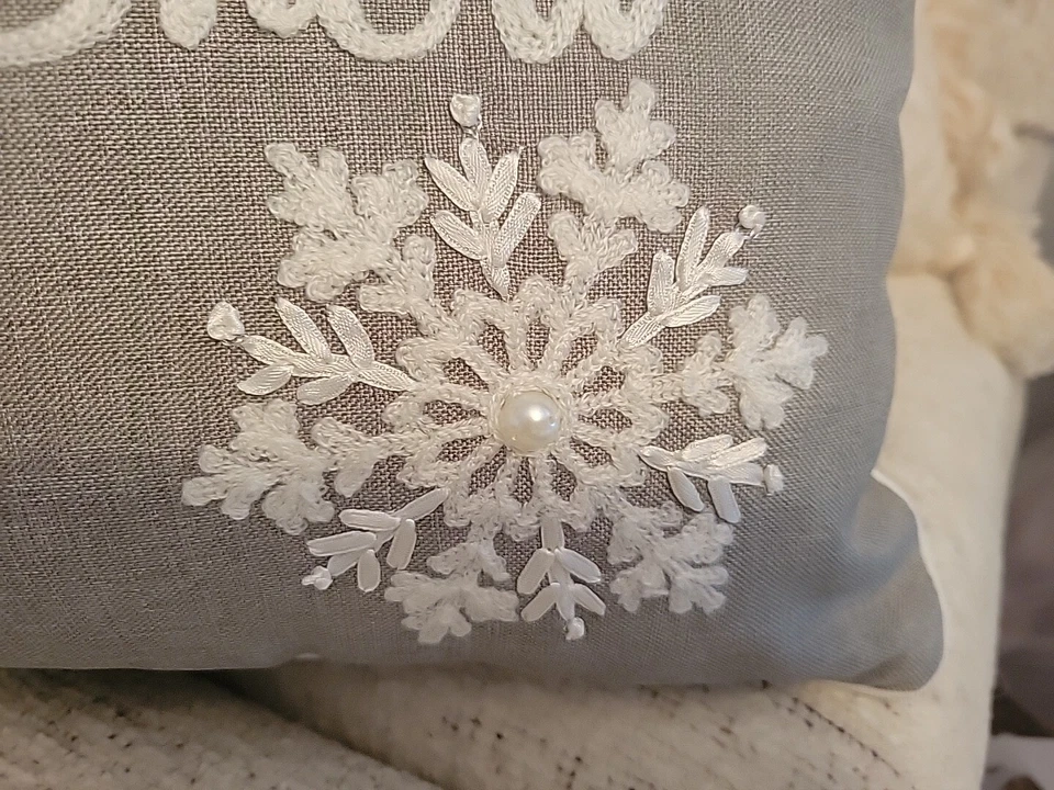 Travesseiro Let It Snow inverno Natal cinza com apliques e pérolas  - Imagem 2 de 4