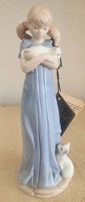 Vintage feine Porzellan Figur - Mädchen mit Katzen - handbemalt - Kronenanhänger - glänzend 
