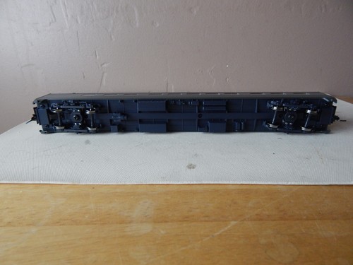 WALTHERS HO Scale New York Central 20th Century Limited 68 Seat Diner Car - Picture 6 of 11