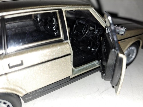 VOLVO 240 GOLD, CUSTOM MADE RIGHT HAND DRIVE, 1:24 DIECAST MODEL - Picture 3 of 13