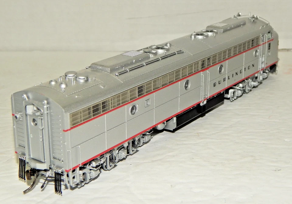 Rapido Trains - HO - Burlington (CB&Q) EMD E8A #9942A w/DCC + Sound NEW - Image 3 of 4