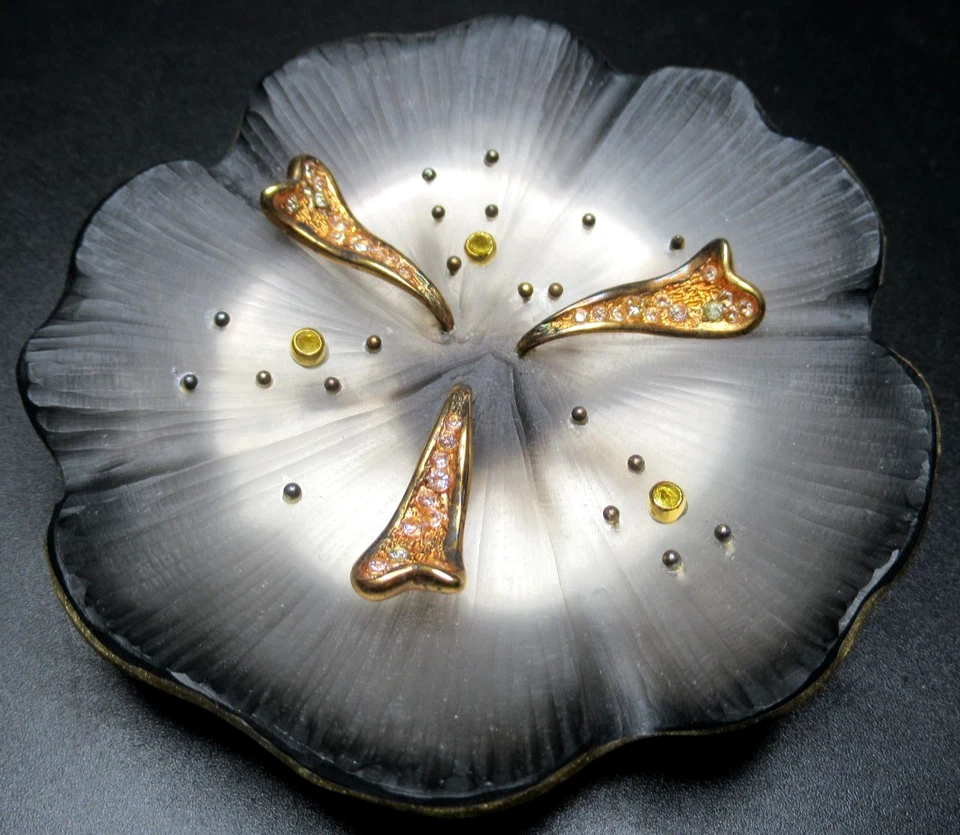 ENORME broche prendedor ALEXIS BITTAR gris ahumado con flor de cristal de lucita Foto 2 de 4