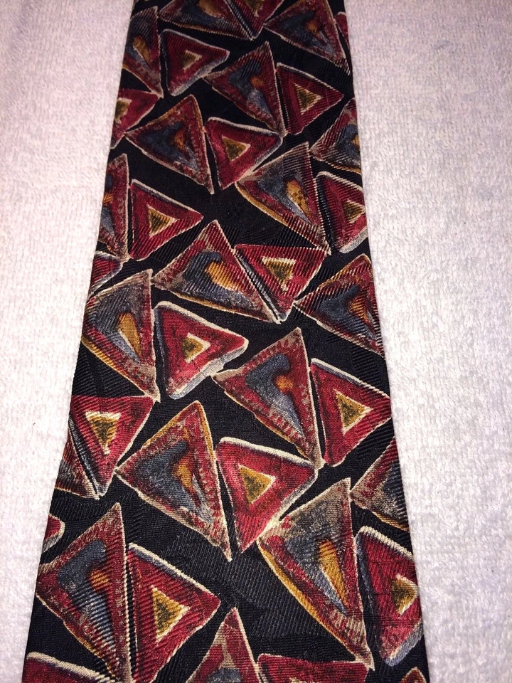 PAUL SIMON CORBATA HOMBRE NEGRA CON PATRÓN TRIÁNGULO ABSTRACTO ROJO 57.5" X 3.75" Foto 3 de 4