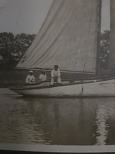 Velero con jóvenes vestidos con disfraz de marinero principios del siglo XX