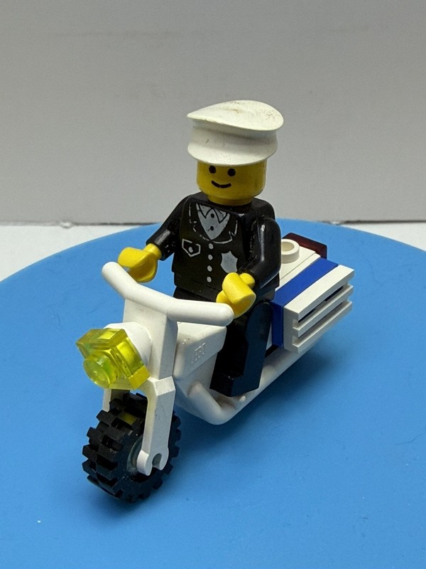 Lego City - Police minifigure with Motorcycle, vintage 1980s