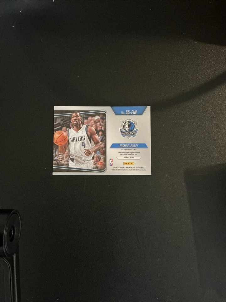 2024-25 Panini Prizm Preto FOTL Michael Finley Azul Brilhante Auto Mavs #/25 - Imagem 2 de 2