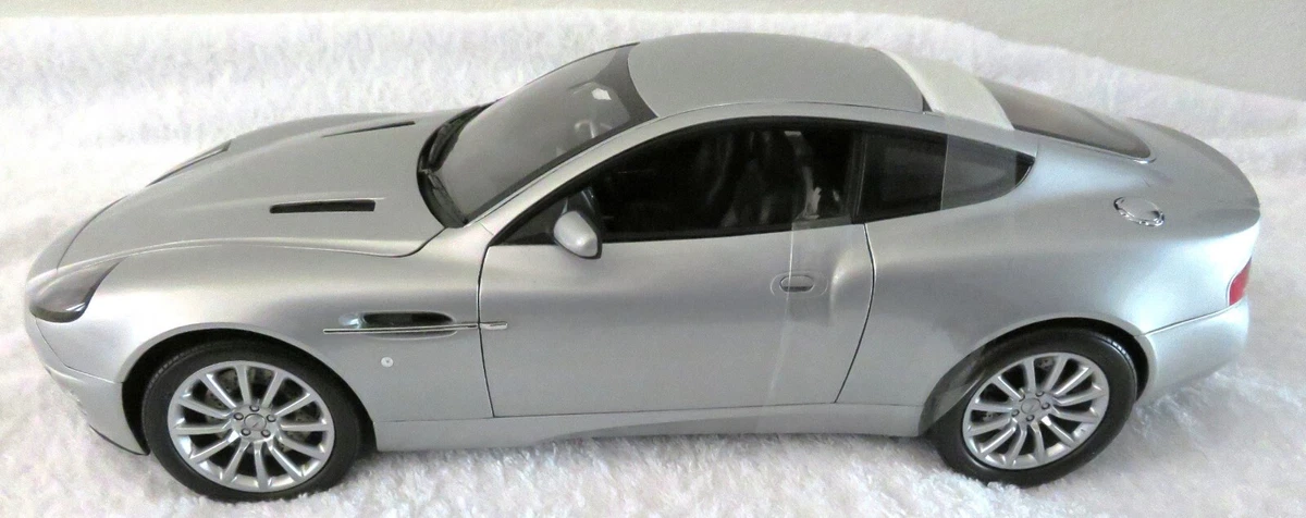 Kyosho Aston Martin V12 Vanquish 1/12 RHD Road Version Silver