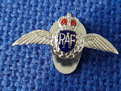Beautiful little RAF sweethearts badge, complete/intact. L114f