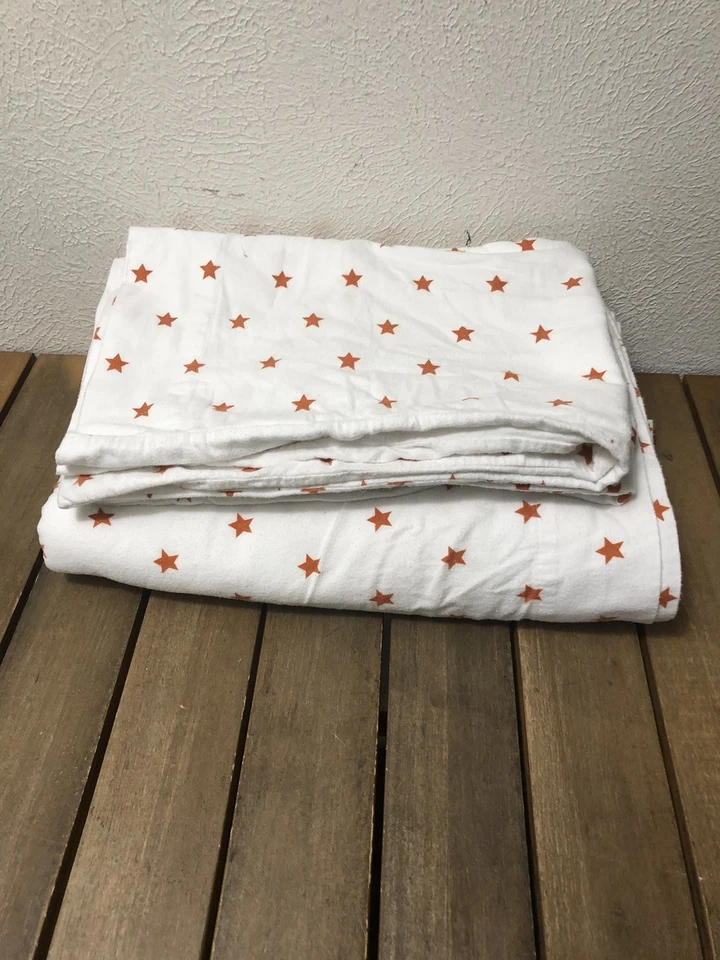 JUEGO DE 2 FUNDAS DE ALMOHADA SÁBANAS PLANAS COMPLETAS ESTRELLA GRANERO CERÁMICA 3 piezas NARANJA BLANCO 90x96” Usado en Excelente Condición Foto 3 de 4