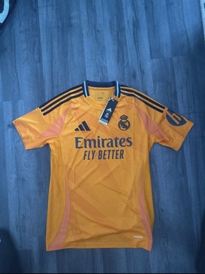 Nagelneu mit Etikett Real Madrid 2024/25 drittes Trikot in der Farbe Orange.