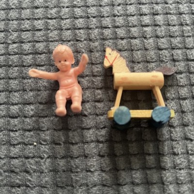 Vintage Miniatur Puppenhaus oder Ornamente Holz Schaukel & Kunststoff Baby 2 cm