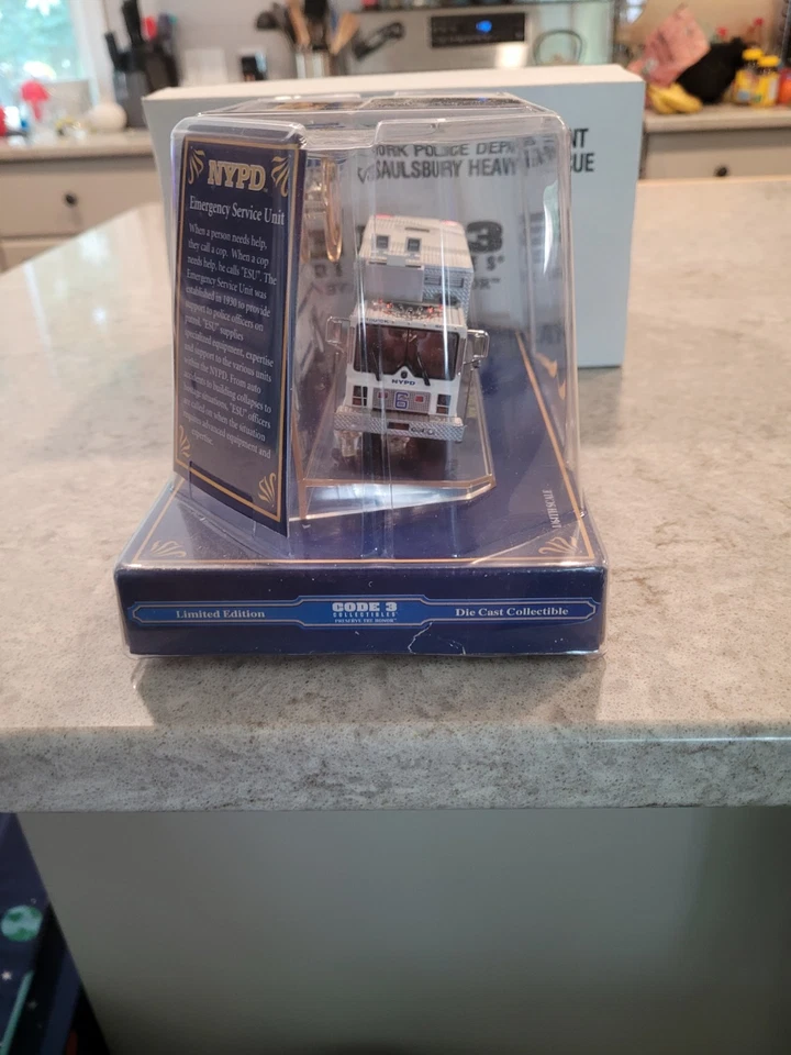 1/64 diecast NYPD Mack Heavy Rescue Code 3 NEVER OPENED ! - Image 4 of 4
