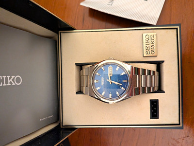 Seiko FK017M Quartz Day/Date Blue Dial Stainless Steel Bracelet Watch w/ Box