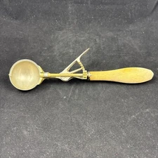 Antique Vintage Gilchrist's No. 31 ICE CREAM SCOOP 2" Size 20 Oak Handle 10”