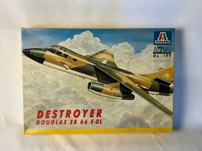 Italeri Modellbausatz 1:72 No 199 Destroyer Douglas EB 66 E-DL in OVP