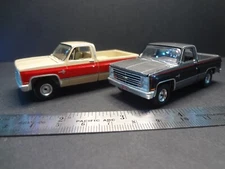 Auto World 1987 Chevy C10 Scottsdale R10 Fleetside tan/red & dk gry PAIR 1:64