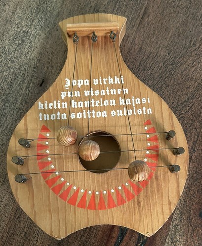 Ancienne harpe de porte en bois finlandaise faite main et peinte verset Kalevata 1967