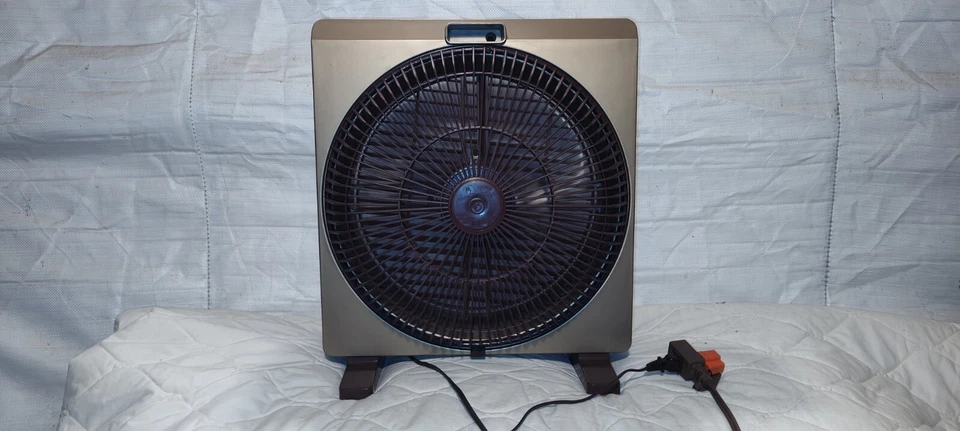 Vintage 3 Speed Portable Fan w/ Rotating Grille 15 1/2 Wide Model No. DA 12B1 - Image 4 of 4