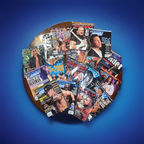 vintage lot of wwe magazines Circa 1996-2005 - Foto 1 di 6