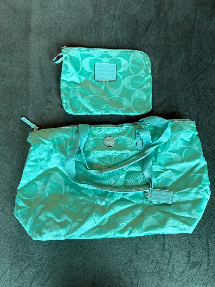 Bolso de fin de semana Coach Signature Getaway empacable con bolsa de artículos de tocador verde azulado Foto 2 de 4