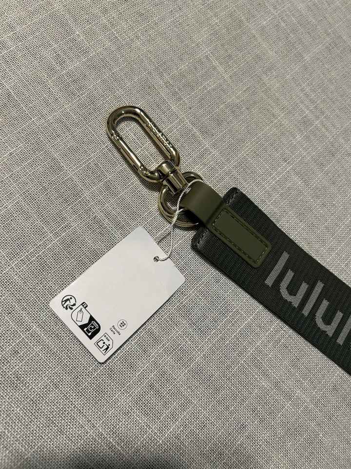 Auténtico Llavero Lululemon Nunca Perdido Logotipo Hechizado Nuevo Hoja Verde Bay L-Marfil Foto 3 de 3