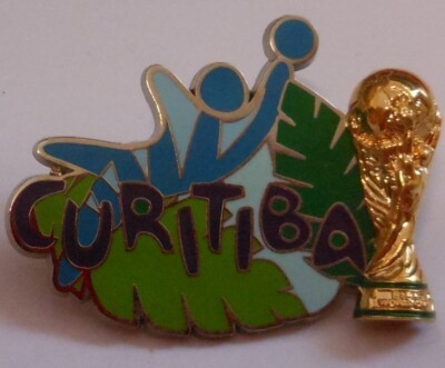 Fußball WM 2014 Curitiba Offizieller Host City Pin Anstecker Brazil Pokal FP64